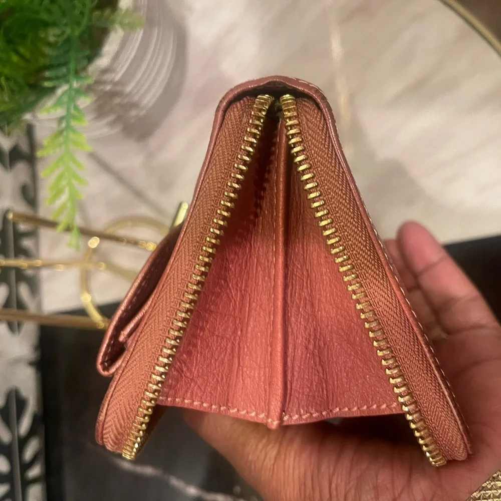 GUC Chloe signature bow zippy wallet - Picture 10 of 10